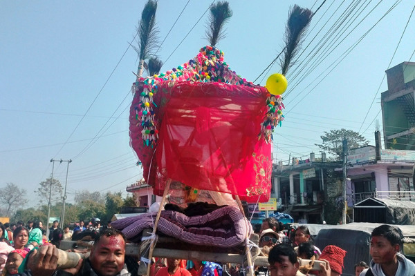 आधुनिकतासँगै सङ्कटमा पर्‍यो राना थारु समुदायको डोली-चन्डोल बोक्ने परम्परा